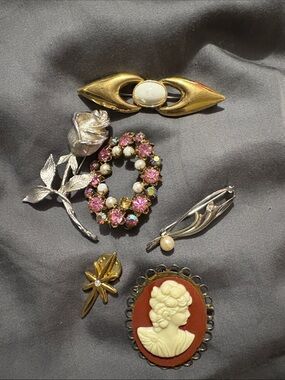 Bundle of brooches